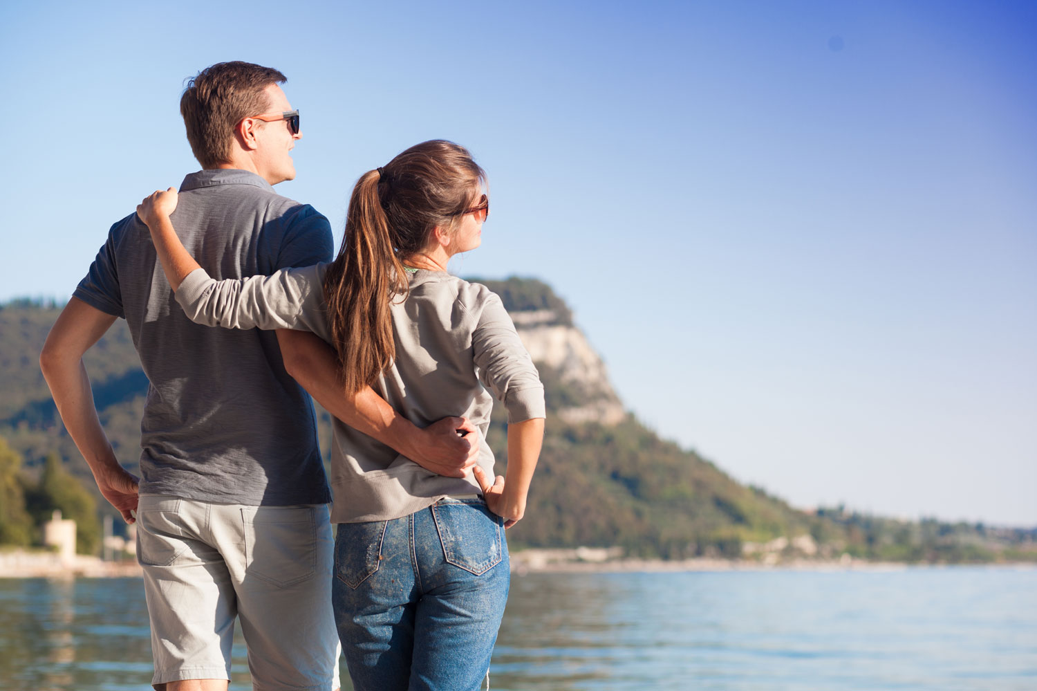 Coppia sul Lago di Garda durante una vacanza romantica