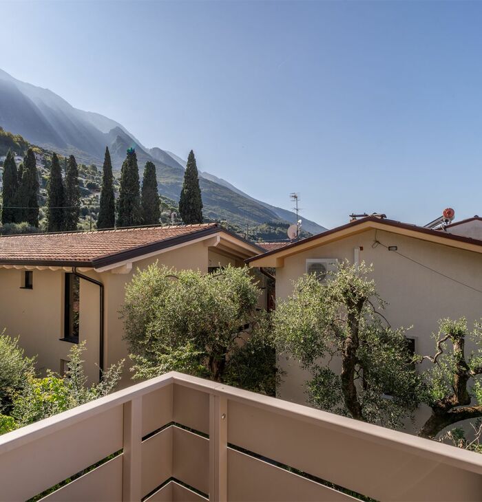 Camera Superior con balcone e vista lago laterale | Uno scorcio di lago