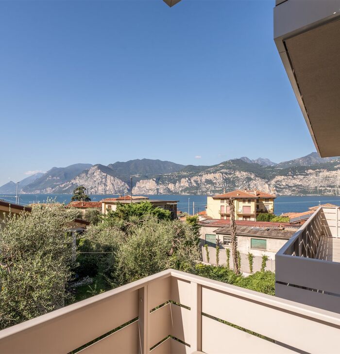 Camera Superior con balcone e vista lago laterale | Uno scorcio di lago