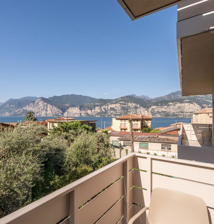 Camera Superior con balcone e vista lago laterale | Uno scorcio di lago