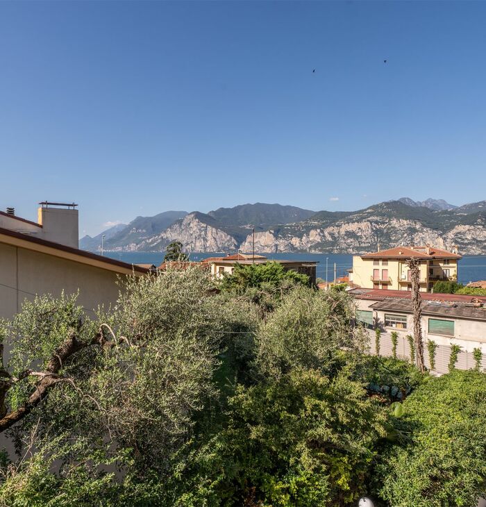 Camera Superior con balcone e vista lago laterale | Uno scorcio di lago