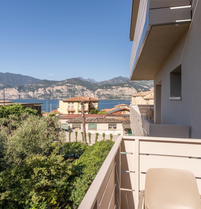 Camera Superior con balcone e vista lago laterale | Uno scorcio di lago