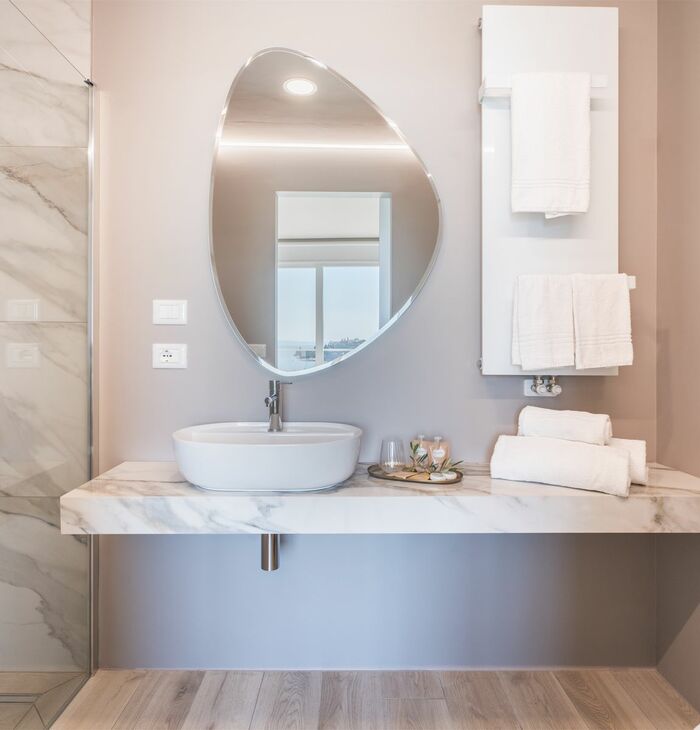 Junior Suite con balcone e vista lago laterale | Luce e prospettiva