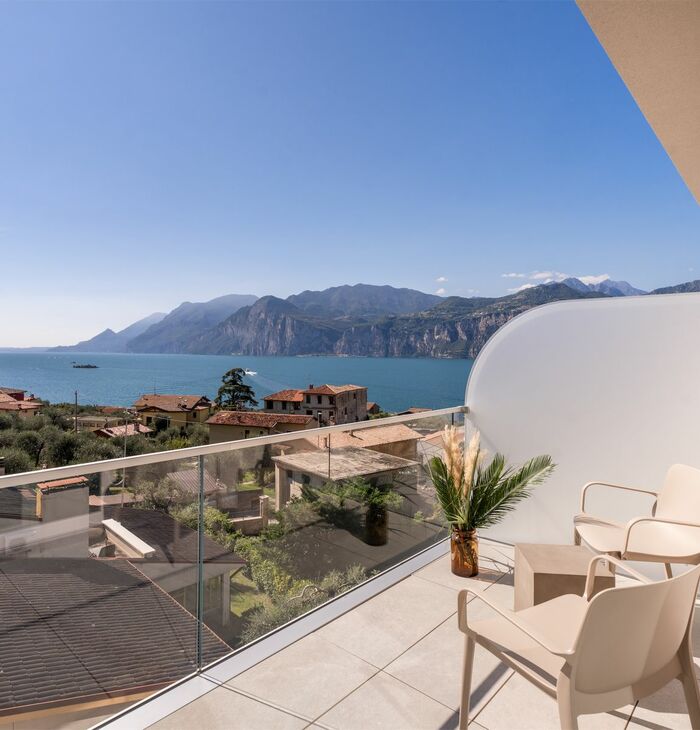Junior Suite con balcone e vista lago laterale | Luce e prospettiva