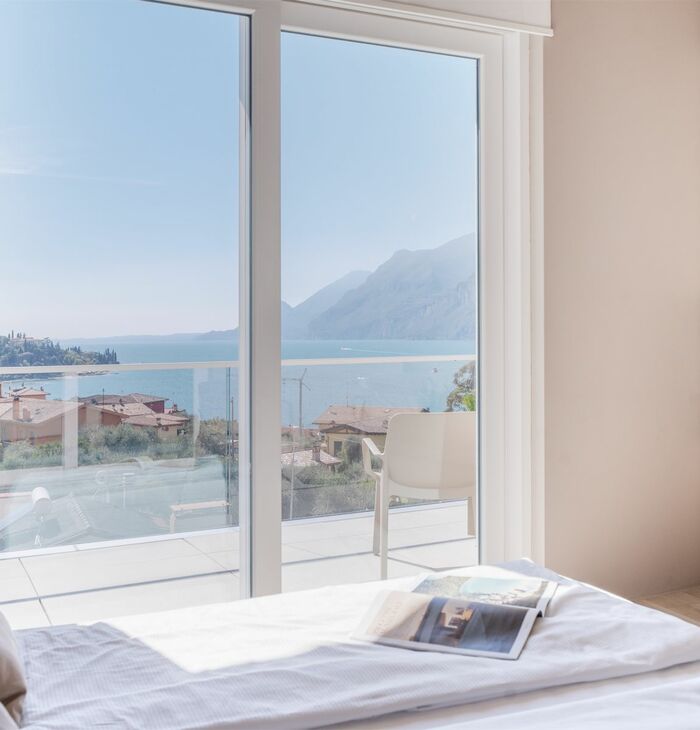 Junior Suite con balcone e vista lago laterale | Luce e prospettiva