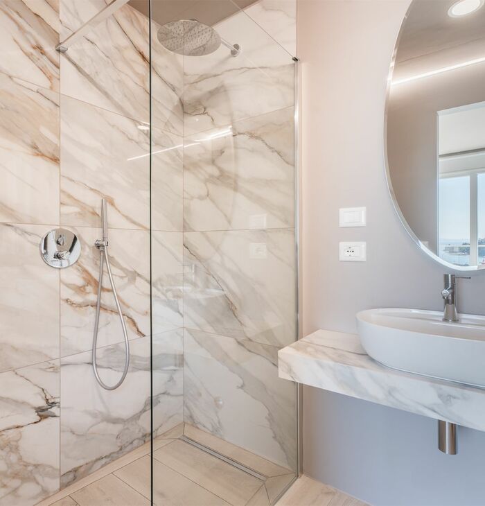 Junior Suite con balcone e vista lago laterale | Luce e prospettiva