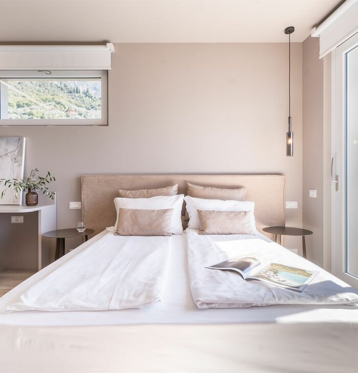 Junior Suite con balcone e vista lago laterale | Luce e prospettiva