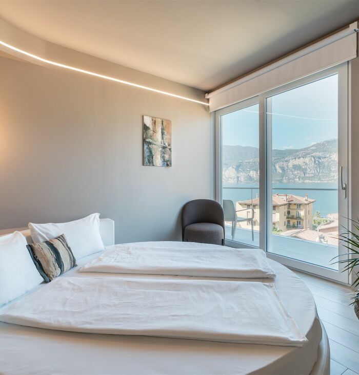Junior Suite Superior con balcone e vista lago | Eleganza con vista