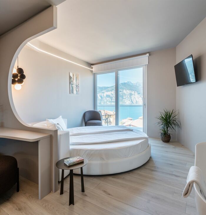 Junior Suite Superior con balcone e vista lago | Eleganza con vista