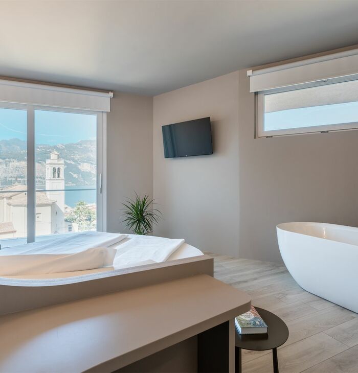 Junior Suite Superior con balcone e vista lago | Eleganza con vista