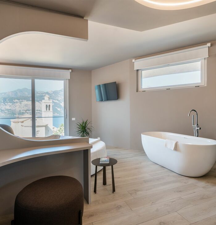 Junior Suite Superior con balcone e vista lago | Eleganza con vista